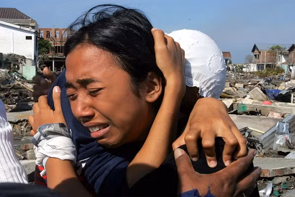 Hơn 570.000 người mất nhà cửa và 179.000 ngôi nhà, cao ốc bị phá hủy tại Indonesia, khi con sóng tấn công một vùng rộng lớn dọc theo bờ biển.