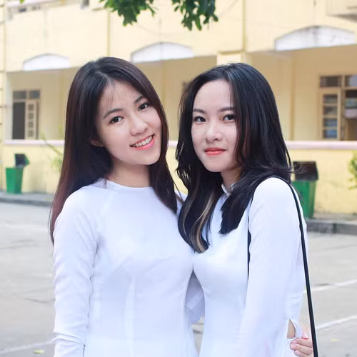 Minh Thư cũng từng xuất hiện trên một số trang tin khi giành được các thành tích như: Á quân cuộc thi “Ngôi sao Việt Đức” tổ chức năm 2016, giành 4 huy chương vàng dancesport Hà Nội mở rộng, 3 giải Hải Dương mở rộng và một huy chương đồng Hải Phòng mở rộng…