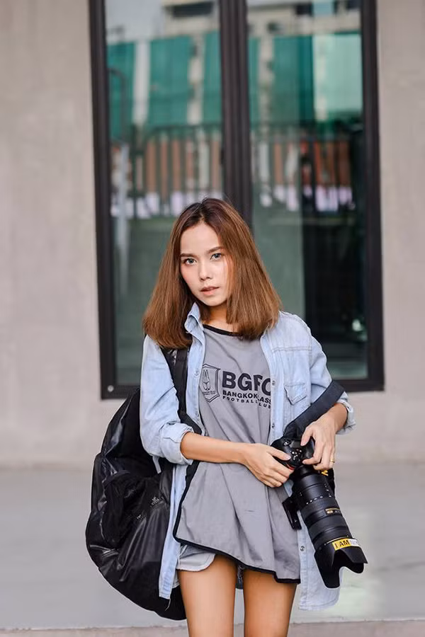 Hình ảnh cô vác trên vai dàn máy ảnh cực khủng khiến nhiều bạn nam phải trầm trồ, ngưỡng mộ.