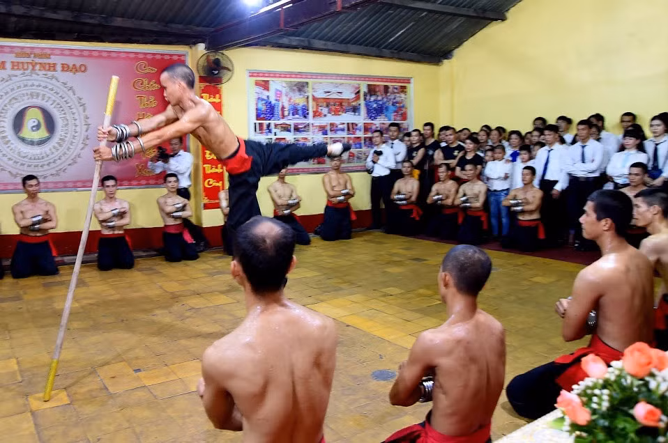 Các đệ tử liên tục phải luyện đấu đối kháng, quăng thân, nhào lộn, bật cao trên không trung. Thông thường, tại võ quán, mỗi người phải tập ít nhất 5 tiếng đồng hồ một ngày.