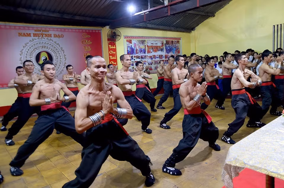 Điểm đặc trưng khi đến võ quán là những âm thanh chát chua từ chiếc vòng thiết tuyến.
