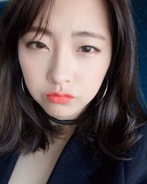 Nụ cười nhẹ nhàng, gương mặt sáng giúp Cho Hanbyul nhanh chóng "ghi điểm" trong mắt người đối diện.