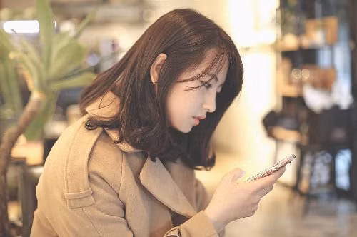 Mái tóc ngắn rất hợp với cô nàng.