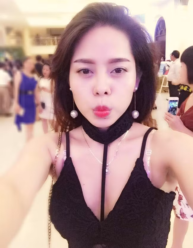 Cách đây không lâu, Phùng Tư (28 tuổi, Hải Phòng) gây xôn xao "Bạn muốn hẹn hò" bởi chia sẻ thích đàn ông gia trưởng và thích làm dâu. Đằng sau những phát ngôn "khác người" ấy, cô nàng còn được chú ý bởi ngoại hình xinh đẹp, vóc dáng cao ráo. Nụ cười tươi tắn giúp cô gái Hải Phòng được nhận xét là trẻ hơn tuổi.