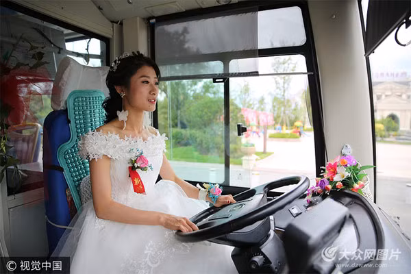 Mới đây, tại thành phố Thanh Đảo, tỉnh Sơn Đông, Trung Quốc đã diễn ra một đám cưới kỳ lạ và vô cùng đặc biệt, thu hút sự chú ý của mọi người.