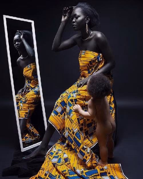 Cô gái 24 tuổi hiện đang là một người mẫu ở Nam Sudan, sống ở Minneapolis, Minnesota. Với làn da đen tuyền khác biệt, cô đang tạo nên những xu hướng mới trong quan niệm về cái đẹp của con người.