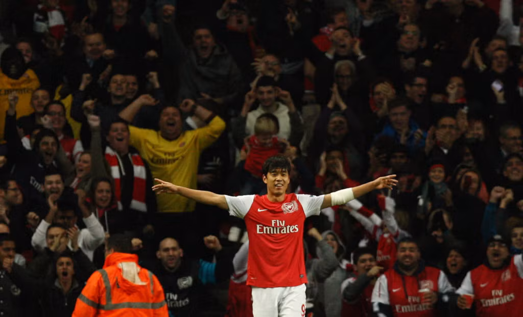  8. Park Chu Young (số trận: 1, bàn thắng: 0, danh hiệu: 0): Nổi lên trong màu áo Monaco và được HLV Arsene Wenger chiêu mộ năm 2011. Tuy nhiên, tiền đạo người Hàn Quốc chỉ có đúng 1 lần xuất hiện tại Premier League và liên tục bị đem cho các CLB tầm trung mượn là Celta và Watford.