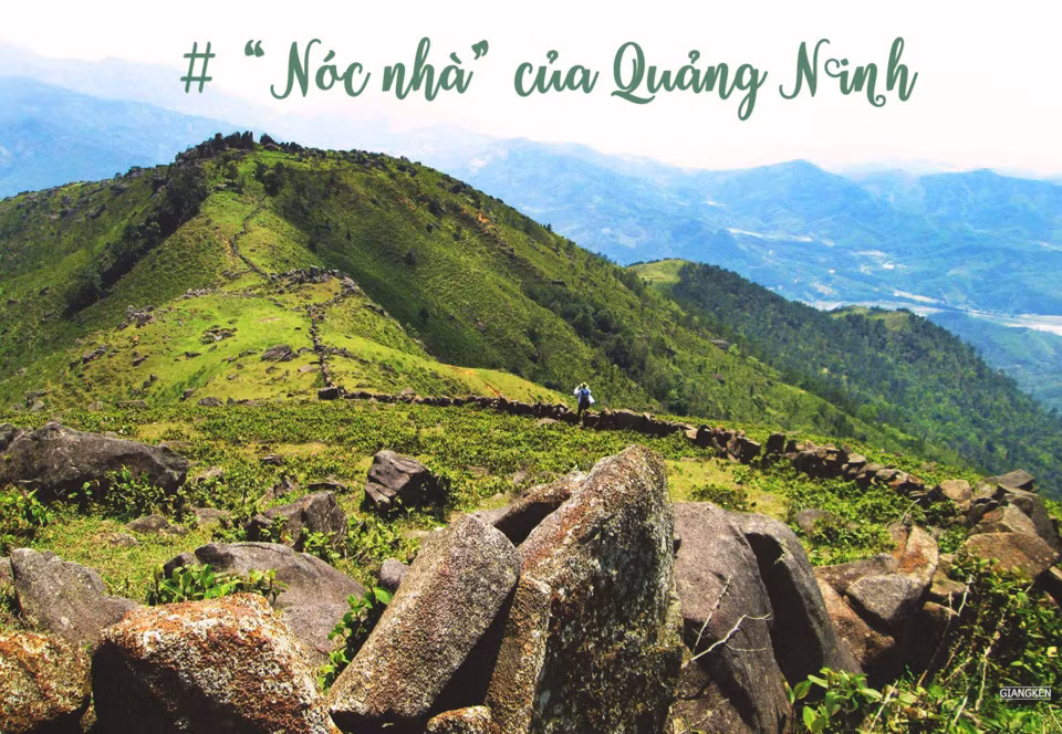 Cung đường phượt Bình Liêu sở hữu nhiều ngọn núi cao trên 1.000 m, Cao Ba Lanh với huyền thoại đá thần kêu như chuông, hay đỉnh Cao Xiêm “nóc nhà” của Quảng Ninh. Cao Xiêm có bức tường thành bằng đá trải dài được so sánh như “Vạn Lý Trường Thành thu nhỏ” và chóp inox đánh dấu độ cao 1.429 m thu hút nhiều người trẻ trekking.