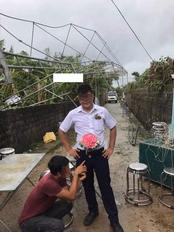 Chắc không mấy ai lạc quan được như chú rể này khi bão bật tung rạp cưới nhưng chú rể vẫn nở một nụ cười thật tươi.