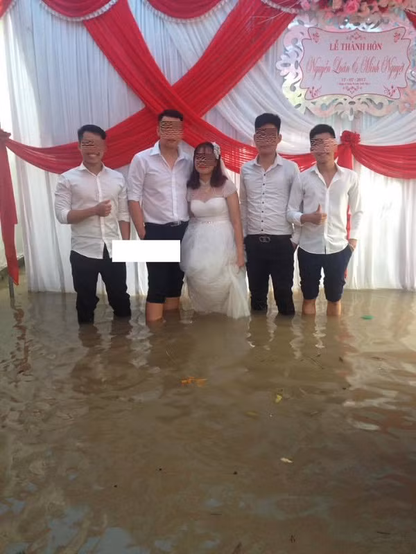 Chắc hẳn cặp dâu - rể này sẽ có một kỉ niệm chẳng thể quên về đám cưới của mình khi vén váy, xắn quần cùng bạn bè đứng dưới nước chụp ảnh kỉ niệm.