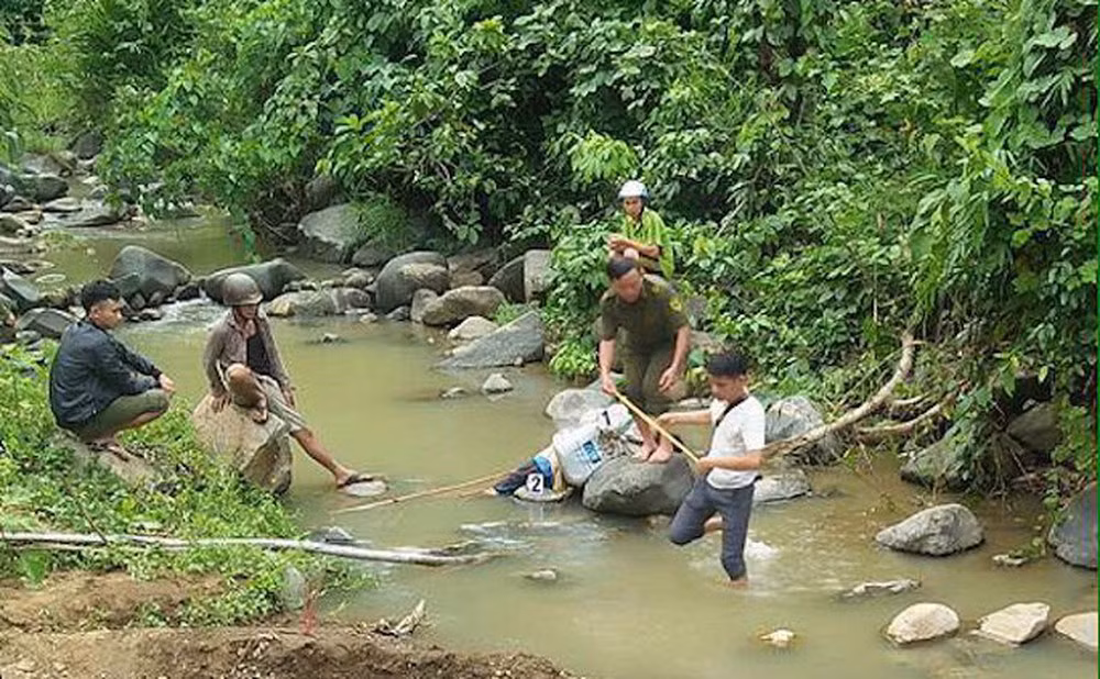 Ha Giang: Phat hien thi the co gai tre chim duoi suoi Than