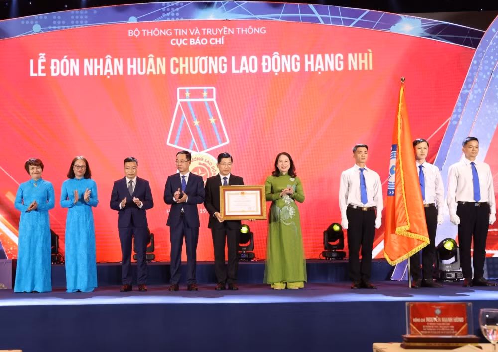 Cuc Bao chi don nhan Huan chuong Lao dong hang Nhi