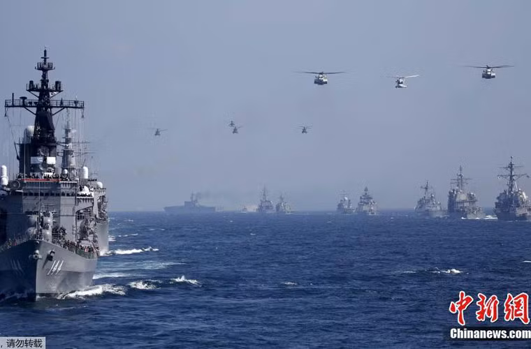 Bức ảnh thể hiện sức mạnh “khủng” của JMSDF - hiện có 127 tàu chiến và 373 máy bay với quân số thường trực 50.800 người.