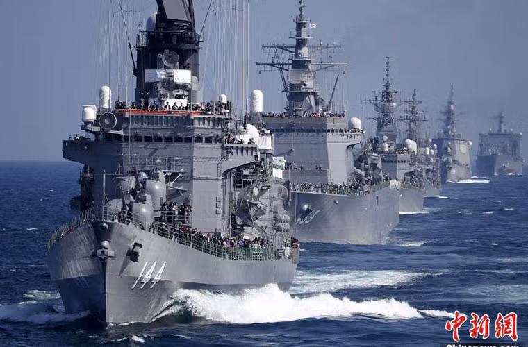 Cứ ba năm một lần, Lực lượng Phòng vệ Nhật Bản (JMSDF) sẽ tổ chức cuộc diễu binh, diễu hành quy mô lớn trên vịnh Sagami với sự tham gia của hàng loạt tàu chiến hiện đại nhất JMSDF. Ảnh: Tàu chiến Nhật Bản biểu dương sức mạnh hiện đại, tinh nhuệ trên vịnh Sagami.