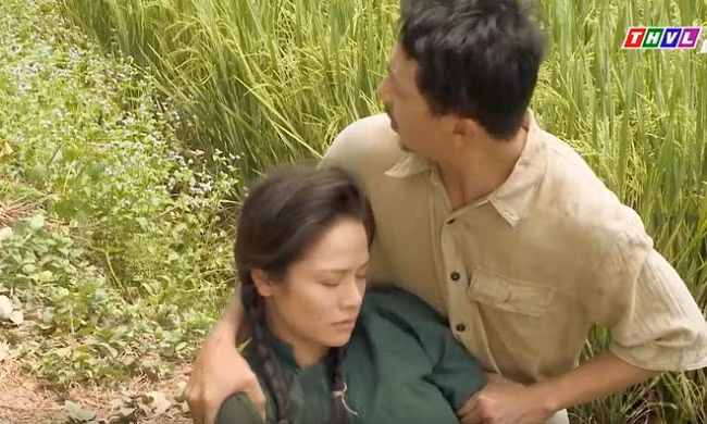 "Tiếng sét trong mưa" lên sóng từ đầu tháng 9 đã thu hút khán giả màn ảnh nhỏ nhờ kịch bản hấp dẫn, nhiều kịch tính đan xen. Tuy nhiên, khán giả cũng đã nhận ra sự vô lý với các tình tiết trong phim. Ngay tập mở đầu, kịch tính phim mở ra bằng cảnh cậu Ba (Cao Minh Đạt) đâm trúng Bình (Nhật Kim Anh) khiến cô ngã lăn xuống ruộng. Sau vụ tai nạn, bình thường mặt ai cũng trầy xước, tay chân bị chảy máu nhưng Bình lại chỉ có một vết đen mờ nhạt trên gương mặt. Lúc được Lũ (Hứa Minh Đạt) đưa lên xe, ống quần Bình bị ướt sũng nhưng về đến nhà bà Hội, quần của cô đã khô ráo.