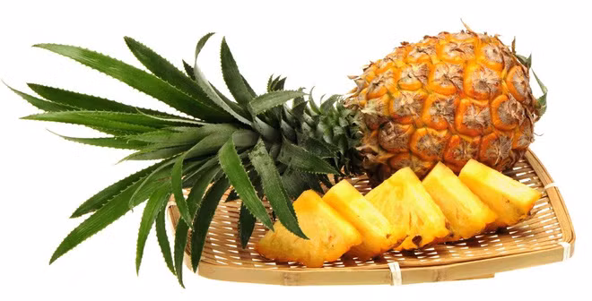  Dứa Không chỉ thơm ngon, ngọt, quả dứa còn chứa rất nhiều dinh dưỡng tốt cho sức khỏe. Dứa giàu vitamin C, ít calo, không chất béo và cholesterol xấu, có tính thanh nhiệt, đặc biệt thích hợp ăn trong mùa hè.