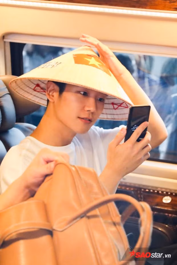 Jung Hae In thân thiện, đội nón lá trong sự chào đón của rất đông người hâm mộ trong lần đến Việt Nam vừa qua.