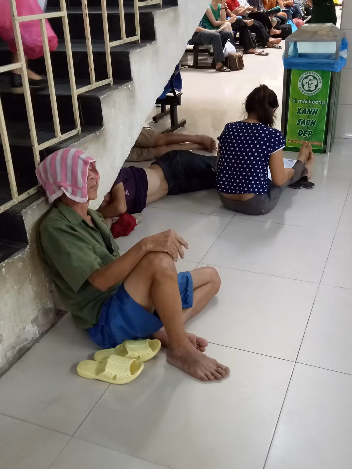 Ngồi trong khu vực khám bệnh của BV Bạch Mai nhưng người đàn ông này không chịu nổi cái nóng hầm hập. Cứ 10 phút, ông lại dấp khăn mặt ướt một lần đắp lên mặt cho mát.