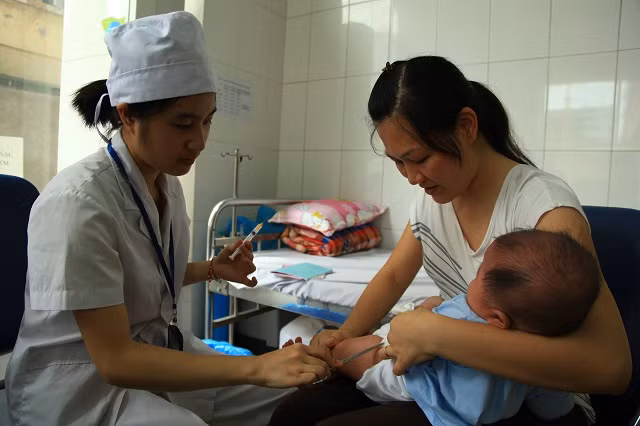 Bất ngờ nguyên nhân trẻ mắc sởi ở Hà Nội tăng bất thường Bat ngo nguyen nhan tre mac soi o Ha Noi tang bat thuong