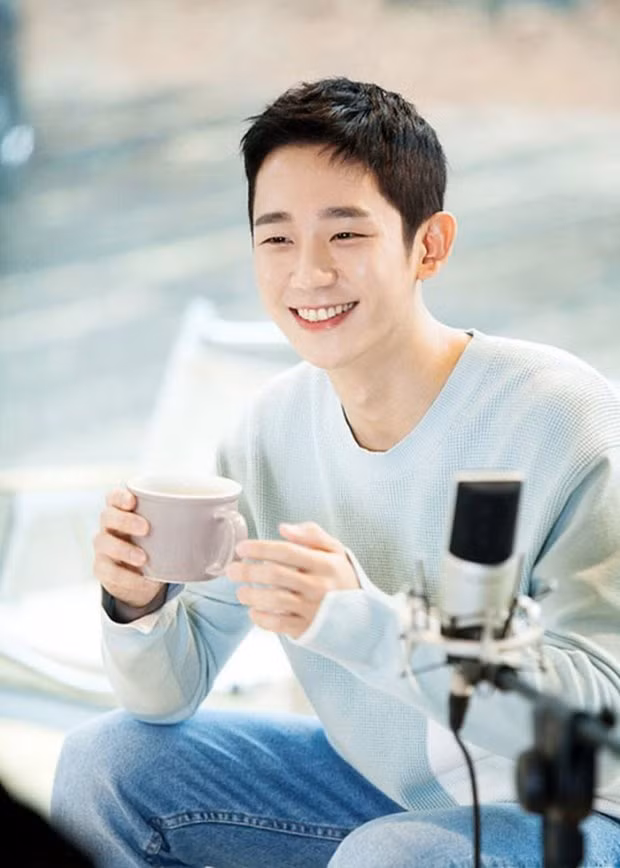 Gương mặt thư sinh cùng nụ cười tan chảy mọi ánh nhìn.
