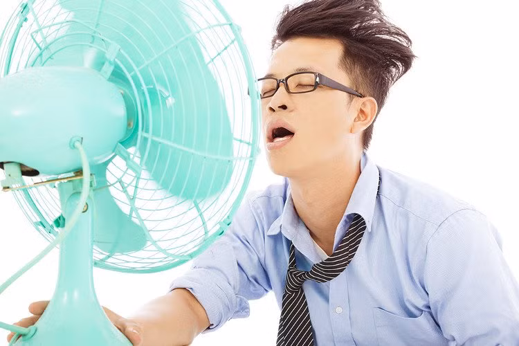  Thổi thẳng quạt vào người Để tránh nóng, nhiều người có thói quen bật quạt xối thẳng vào người và không đổi hướng trong một thời gian dài, khi đi ngoài nắng về và khi đi ngủ.