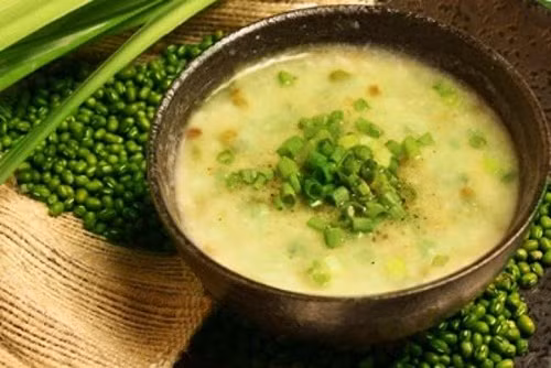 Chính vì thế, các món ăn được chế biến từ đậu xanh là lựa chọn hàng đầu cho bạn vào mùa hè nóng bức này vì nó không chỉ hạ nhiệt, giải độc cho cơ thể mà còn là thực phẩm bổ dưỡng, dễ ăn cho mọi người.