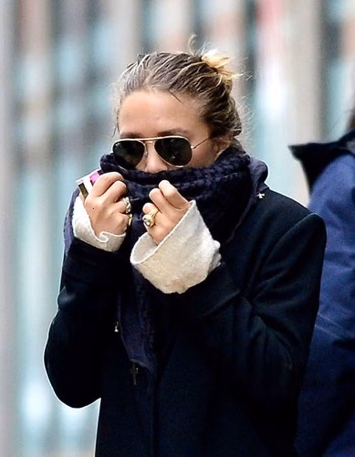 Chiếc nhẫn đính hôn vintage của nhà thiết kế Mary-Kate Olsen được rất nhiều người chú ý bởi thiết kế độc đáo, khác lạ. Nhẫn đính kim cương 4 carat của Cartier bao quanh bởi 16 viên sapphire và có tạo hình như một bông hoa đáng hé nở.