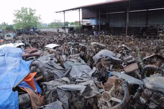 Hồi đầu mới làm nghề, nhà nào cũng chất đống sắt vụn đầy sân, ngoài vườn mặc cho hoen gỉ để chờ đủ chuyến mới gom lại mang đi tiêu thụ. Sau đó một số nhà có vốn đứng ra làm đại lý, thu mua lại của những người đi mua nhỏ lẻ rồi mua những món hàng to hơn, giá trị hơn. Ảnh: Tiền Phong. 
