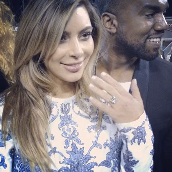 Kanye đã bỏ ra 1 triệu USĐ để mua nhẫn đính hôn cho Kim. Chiếc nhẫn đắt giá bằng kim cương 15 carat của hãng Lorraine Schwartz được các chuyên gia trang sức đánh giá là đẹp hoàn mỹ và hiếm có.