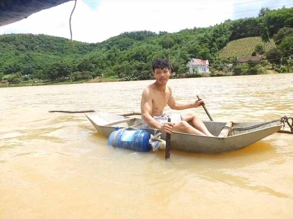 Dù là người miền núi nhưng một số xã huyện Thạch Thành rất quen với xuồng ghe vì năm nào cũng đối mặt với lũ.