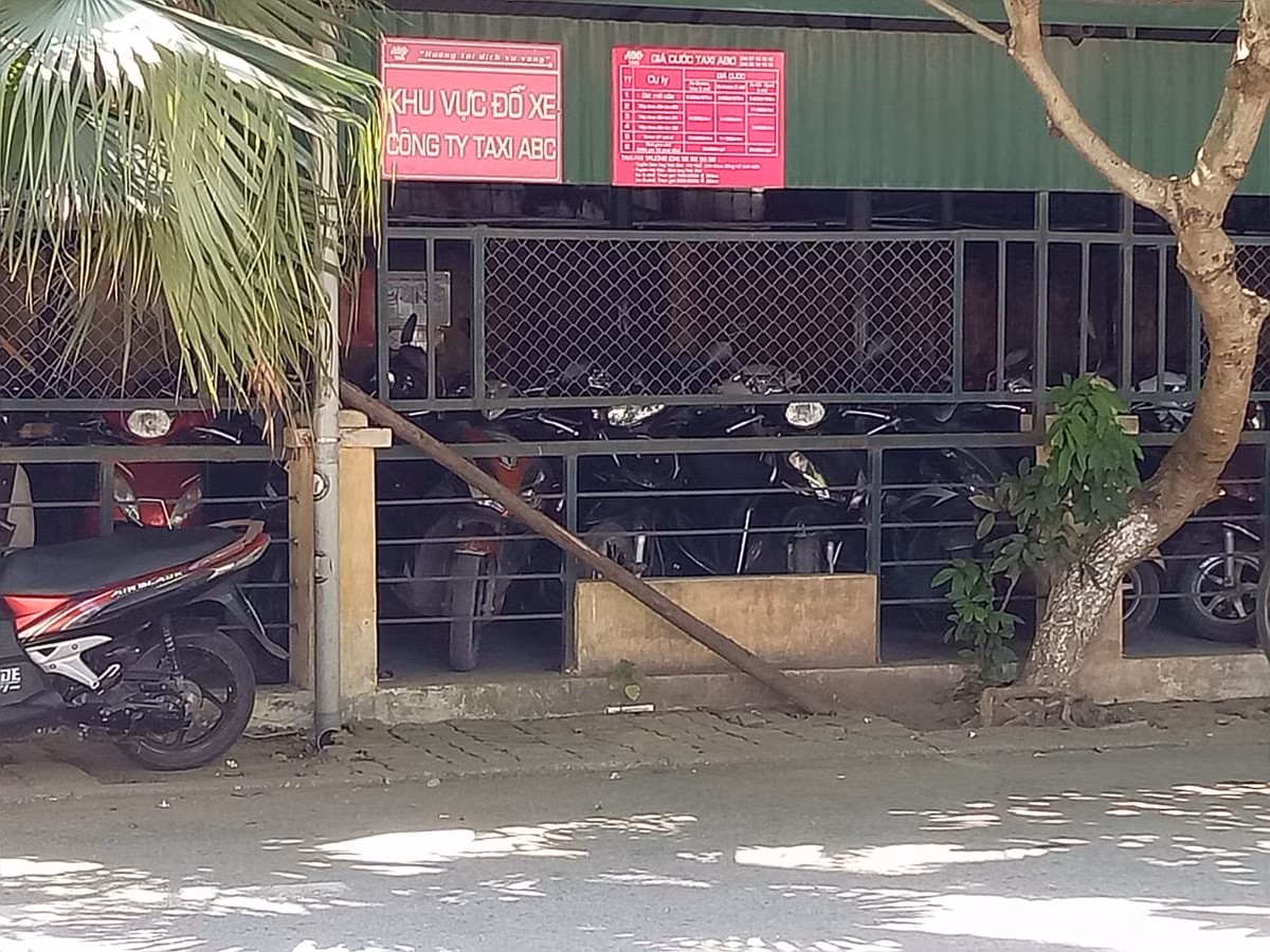 Một bảo vệ của bệnh viện Nhi cho biết, những ngày nắng nóng cao điểm này, dịch vụ taxi rất đắt khách. Thời điểm PV có mặt, ghi nhận không còn chiếc taxi nào trong bến đỗ, bệnh nhân muốn đi taxi về phải gọi từ ngoài vào.