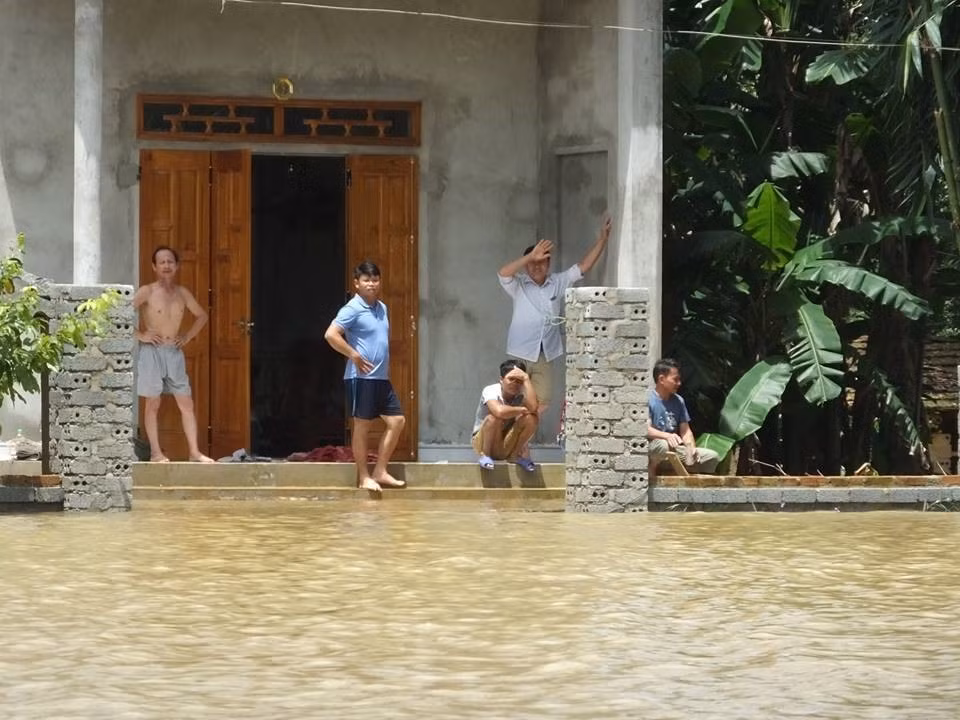 Sinh hoạt đảo lộn, những người đàn ông không đi làm như thường lệ, cuộc sống khó khăn hơn.