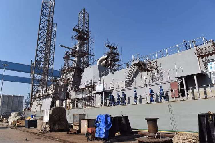 Hiện tại công việc đại tu, nâng cấp tàu sân bay Đô đốc Kuznetsov của Nga đang diễn ra rất chậm chạp sau sự cố chìm ụ nổi PD-50, sẽ thuận lợi hơn cho Moskva nếu họ có thể dùng thiết bị này của Ấn Độ.