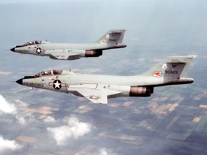 Có phi hành đoàn 2 người, chiều dài của phi cơ F-101 Voodoo là 20,55 mét, sải cánh 12,09 mét, cao 5,49 mét và được trang bị 2 động cơ P&amp;W J57-P-55 có đốt sau, cho phép nó bay được với tốc độ tối đa lên tới 1825 km/h ở độ cao 10.500 mét. Nguồn ảnh: Vietnamwar.