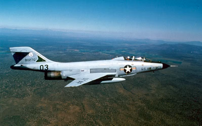 Dù là chiến đấu cơ nhưng năng lực không chiến của F-101 Voodoo khá hạn chế nhưng nó lại làm khá tốt nhiệm vụ thám sát - trinh sát ảnh trên không. Không những được sử dụng ở Việt Nam, F-101 Voodoo còn thực hiện tốt nhiệm vụ thám sát trong Sự kiện tên lửa ở Cuba và Sự kiện Pueblo. Nguồn ảnh: USAF.