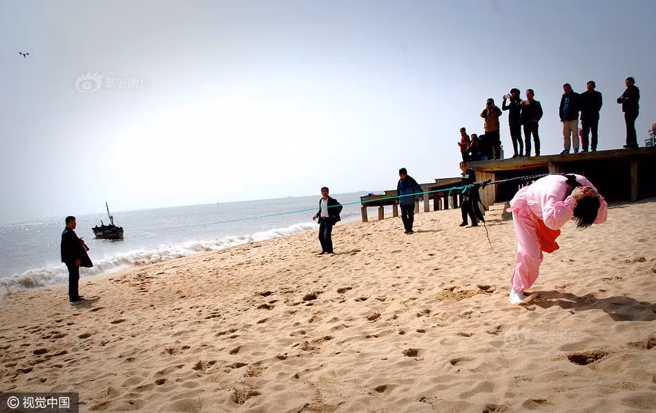 Đặc biệt, mái tóc của bà Cao Tuấn Anh không chỉ dài đơn thuần mà còn rất khỏe, chắc. Vào năm 2016, bà Tuấn Anh đã lập kỷ lục khi sử dụng mái tóc dài của mình kéo một chiếc thuyền nặng 3 tấn đi khoảng 30m, khiến nhiều người bội phục, gọi kỷ lục này của bà là "tuyệt kỹ tóc dài". (Nguồn Sina)