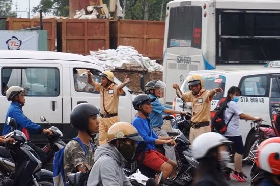 CSGT vã mồ hôi để phân luồng, điều tiết giao thông nhưng không xuể.