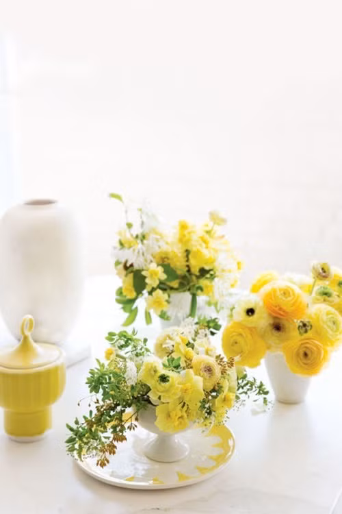 Kết hợp những bông hoa giả màu vàng với bình, lọ hoa màu trắng mang đến cho ngôi nhà của bạn vẻ ấm cúng, sang trọng lạ thường.