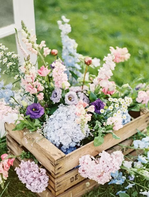Một chiếc hộp đựng hoa đơn giản, mộc mạc vẫn là sự lựa chọn hoàn hảo để tô điểm cho căn nhà bạn.