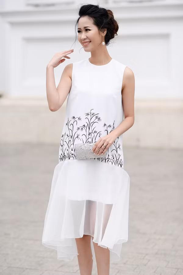 Bản thân Hoa hậu thân thiện thường xuyên chọn những bộ cánh nữ tính của Xuân Lê để ghi hình cho các chương trình truyền hình mà cô đảm nhận vai trò MC, hoặc xuất hiện tại các event showbiz.