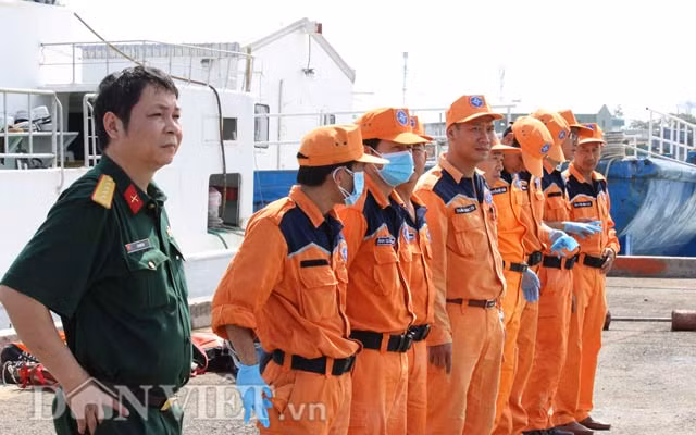 Đúng 14h30, tàu cứa nạn hàng hải SAR đưa thi thể nạn nhân vụ chìm tàu cập bến. Tiếp sau đó là tàu Sar 272. Lực lượng tiếp nhận thi thể ứng trực để sẵn sàng.