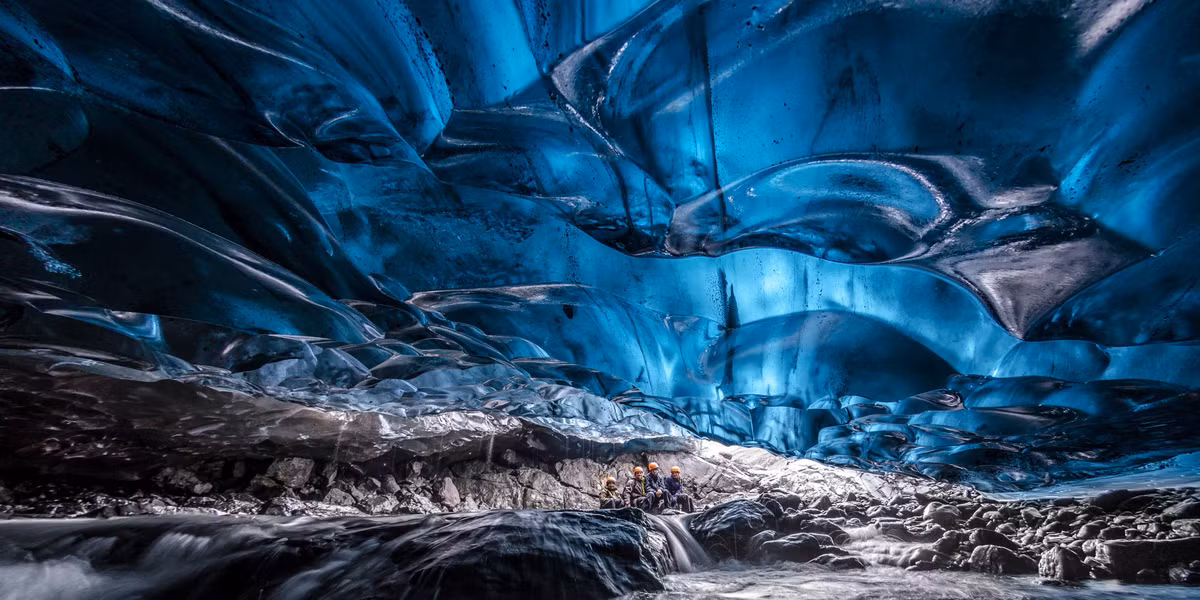 Lạc vào hang băng Vatnajökull, con người có cảm giác vô cùng nhỏ bé, giống như đang bước vào một thế giới cổ tích trong suốt, thanh khiết. (Ảnh: Thousand Wonders)
