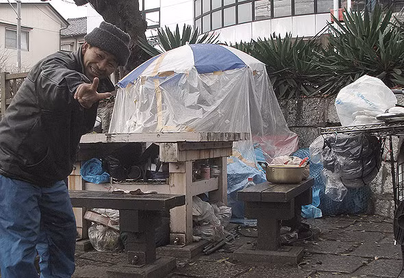 Chuyện lạ hôm nay: Dị nhân sống trên gác mái, tích 500 chai nước tiểu - Hình 2 Chuyen la hom nay: Di nhan song tren gac mai, tich 500 chai nuoc tieu-Hinh-2