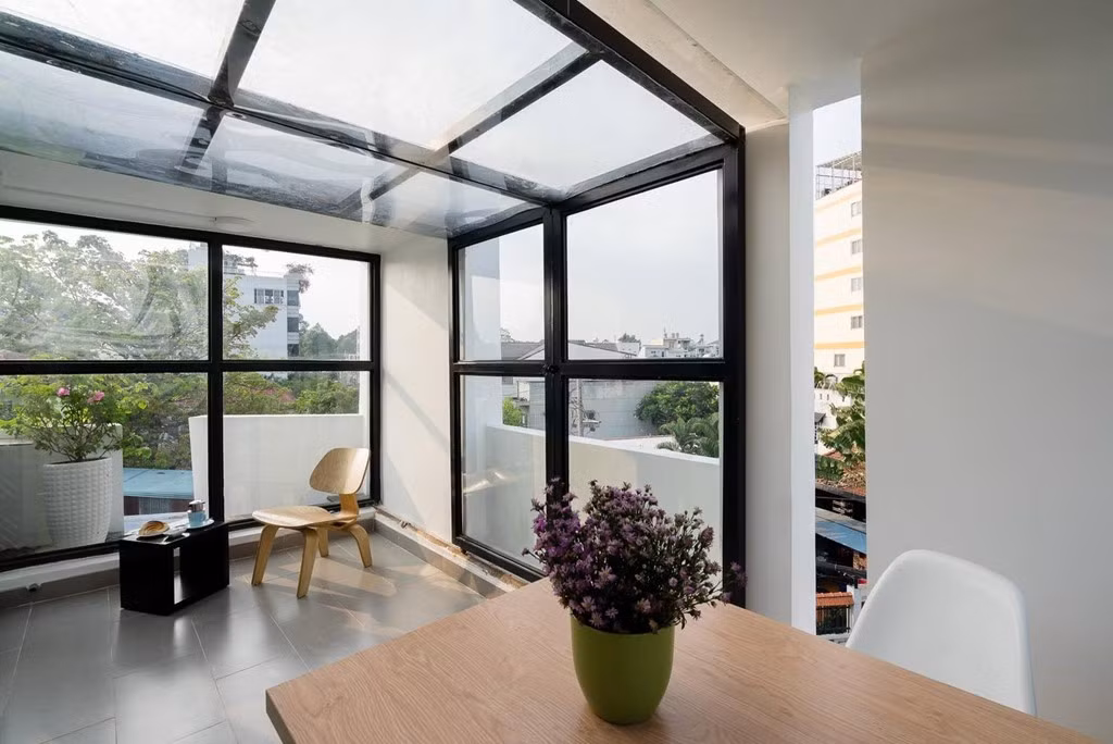 Ngôn ngữ thiết kế nội thất chính được kiến trúc sư sử dụng là tối giản, mang lại vẻ tinh tế cho công trình.