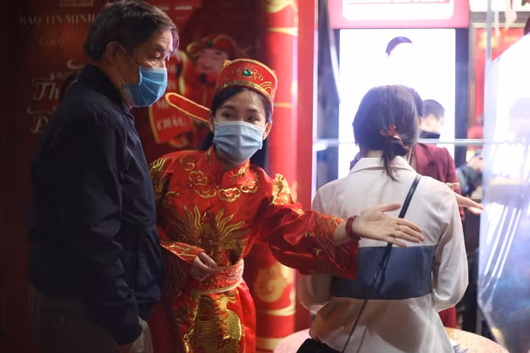 Khách hàng đến mua vàng đều tuân thủ việc đeo khẩu trang để phòng dịch bệnh COVID-19. Ngoài ra, phía cửa hàng này cũng hướng dẫn khách khai báo y tế trước khi tiến hành giao dịch trong quầy.