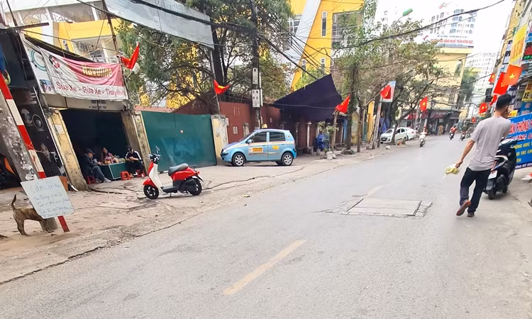 Một vài quán trà đá vỉa hè ở khu vực đường Mỹ Đình cũng thản nhiên bán nước cho khách.