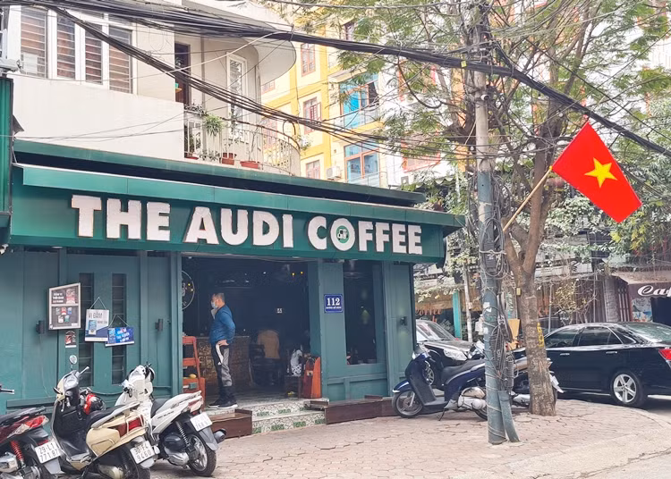 Một quán cà phê khác nằm trên đường Mỹ Đình (gần bến xe Mỹ Đình) rất đông đúc, náo nhiệt.