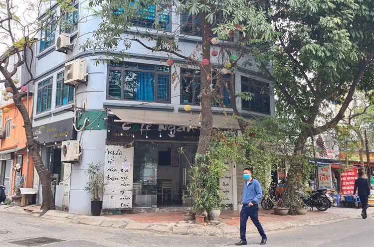 Người dân cho biết, quán cà phê nằm trên phố Trần Bình này mở cửa từ sáng sớm.