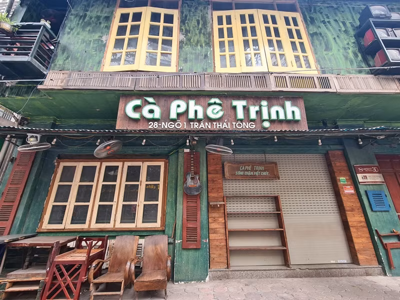 Những ngày thường và các ngày nghỉ lễ Tết, quán cà phê nằm trong ngõ Trần Thái Tông này khá đông khách, nay quán đóng cửa im lìm theo yêu cầu của Hà Nội.