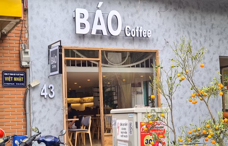 Tương tự, quán cà phê “Báo” nằm trên đường Nguyễn Phong Sắc mở cửa đón khách bất chấp. Tuy nhiên, lượng khách ghé qua khá thưa vắng.
